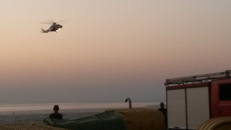 Hubschrauber unterstützt aus der Luft 
(c) Felske